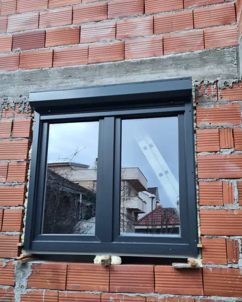 Dritare antracit me dy kanate dhe roletë të jashtme