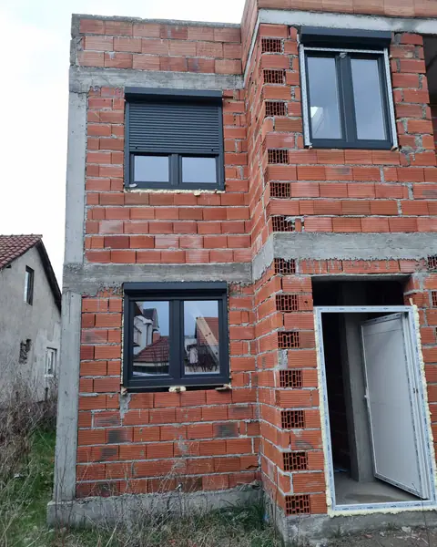 Fasadë objekti të ri me dritare, roleta dhe derë antracit
