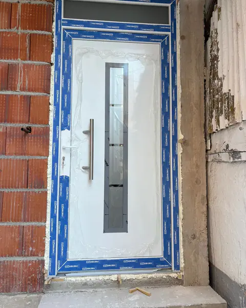 Derë e bardhë hyrëse me xham vertikal dhe mbidritare të xhamtë
